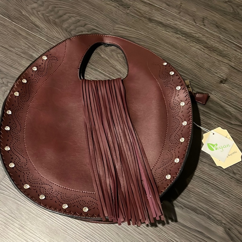 Gorgeous handbag… comes with shoulder strap! New.